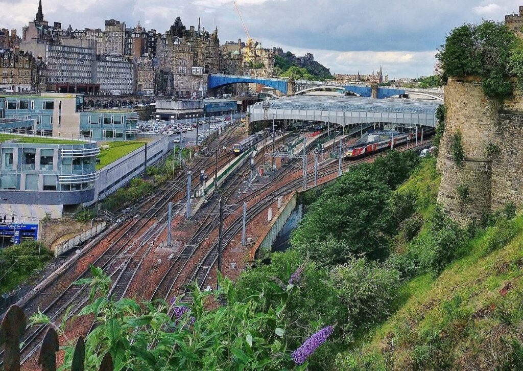Travel from Edinburgh Airport to Waverley Station